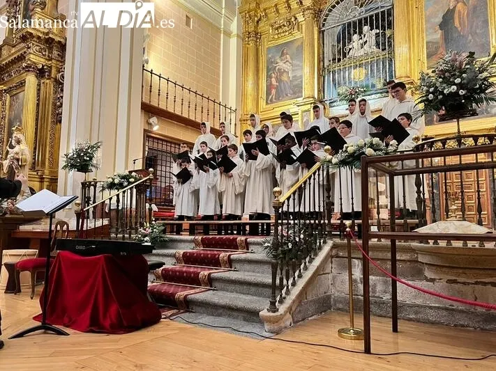 Foto 5 - Las voces de la Escolan&iacute;a del Valle de los Ca&iacute;dos brillan ante el sepulcro de Santa Teresa