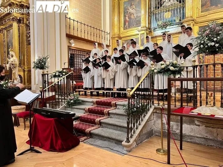 Foto 4 - Las voces de la Escolan&iacute;a del Valle de los Ca&iacute;dos brillan ante el sepulcro de Santa Teresa
