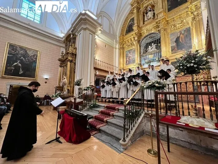 Foto 3 - Las voces de la Escolan&iacute;a del Valle de los Ca&iacute;dos brillan ante el sepulcro de Santa Teresa