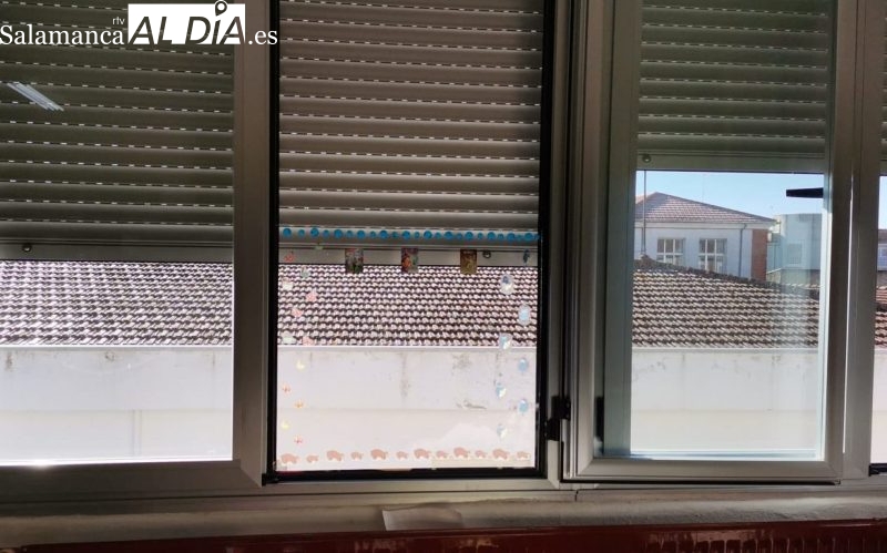 Las placas de metacrilato ocupan la parte inferior de las ventana para evitar que el frío impacte de forma directa en los niños