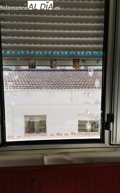 Las placas de metacrilato ocupan la parte inferior de las ventana para evitar que el frío impacte de forma directa en los niños