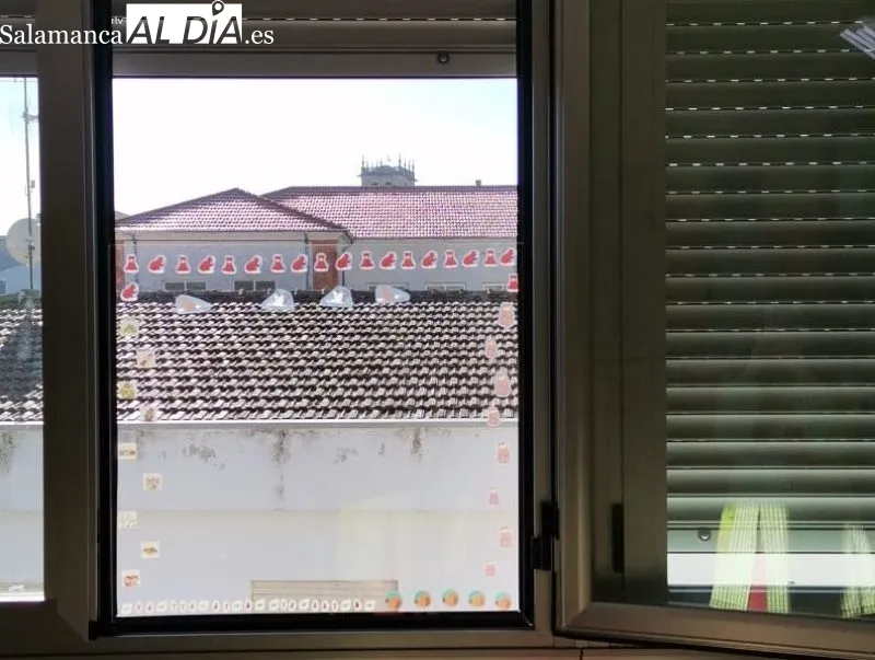 Las placas de metacrilato ocupan la parte inferior de las ventana para evitar que el frío impacte de forma directa en los niños