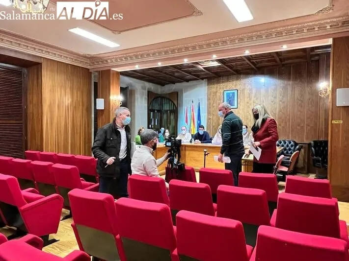 Momento del abandono del PSOE del pleno ordinario celebrado en el Ayuntamiento de Alba de Tormes / Pedro Zaballos