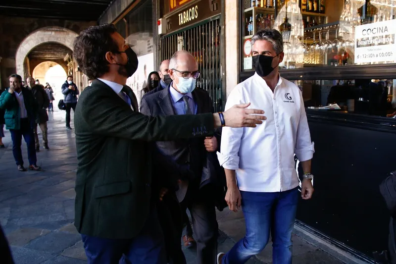Foto 8 - Pablo Casado, solicitado para multitud de fotograf&iacute;as en su paseo de Salamanca