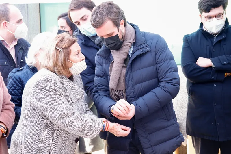 Foto 6 - Pablo Casado, solicitado para multitud de fotograf&iacute;as en su paseo de Salamanca