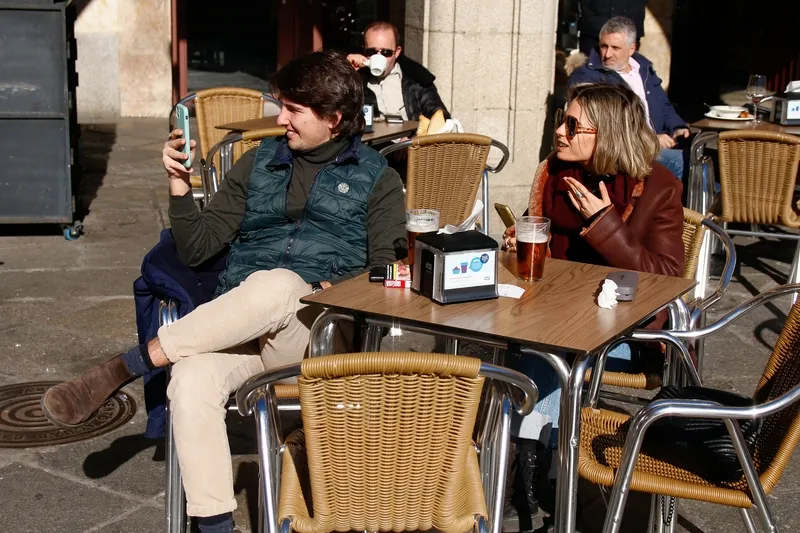 Foto 5 - Pablo Casado, solicitado para multitud de fotograf&iacute;as en su paseo de Salamanca