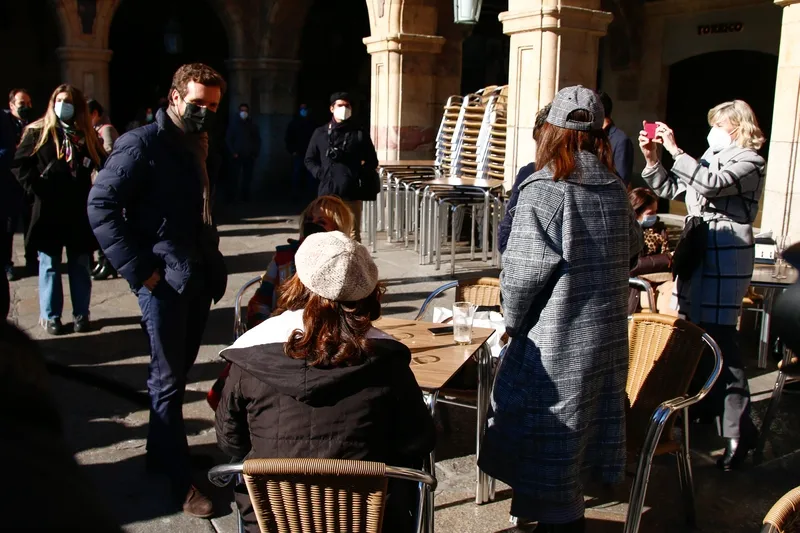 Foto 4 - Pablo Casado, solicitado para multitud de fotograf&iacute;as en su paseo de Salamanca