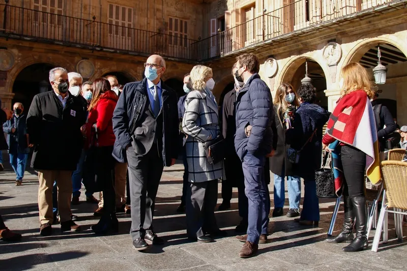 Foto 3 - Pablo Casado, solicitado para multitud de fotograf&iacute;as en su paseo de Salamanca