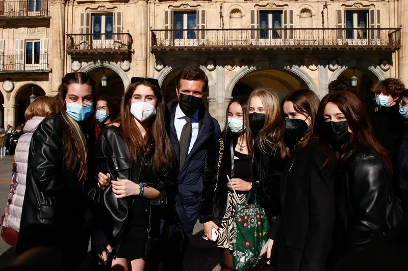 Foto 2 - Pablo Casado, solicitado para multitud de fotograf&iacute;as en su paseo de Salamanca