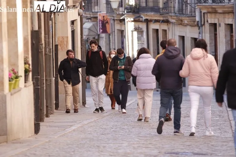 Gente caminando por una céntrica calle de Salamanca