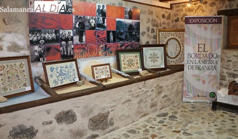 Foto de archivo de la exposición 'El Bordado en la Sierra de Francia', que recopilaba el trabajo de varias bordadoras expertas de la Sierra de Francia, en San Martín del Castañar