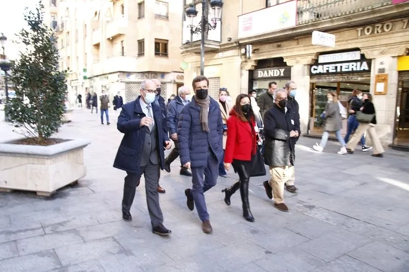 Paseo de Pablo Casado por el centro de Salamanca. Foto de David Sañudo
