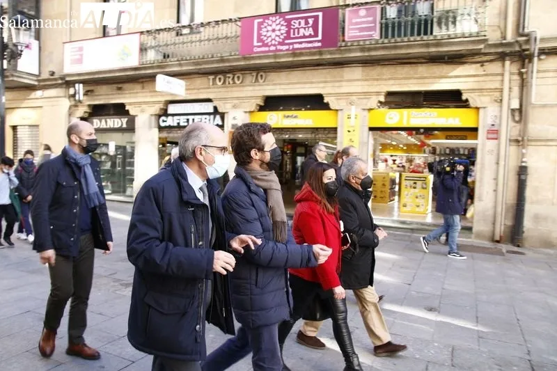 Paseo de Pablo Casado por el centro de Salamanca. Foto de David Sañudo