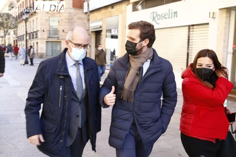 Paseo de Pablo Casado por el centro de Salamanca. Foto de David Sañudo
