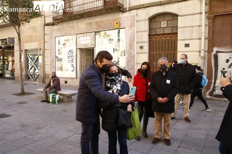 Paseo de Pablo Casado por el centro de Salamanca. Foto de David Sañudo