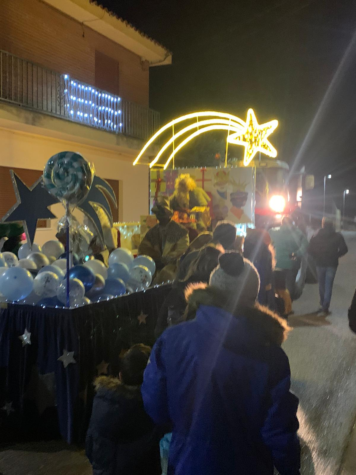 Foto 4 - Alegría tras la lluvia para recibir a los Reyes Magos en una animada Cabalgata en Villoria