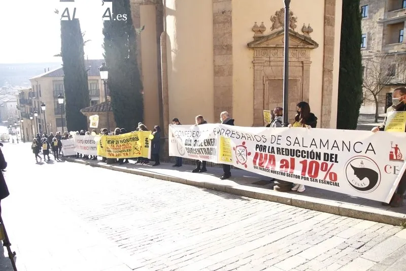 Concentración en Salamanca del sector de las peluquerías, barberías y centros de estética, para reivindicar la bajada del IVA