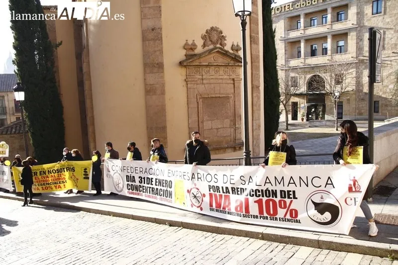 Concentración en Salamanca del sector de las peluquerías, barberías y centros de estética, para reivindicar la bajada del IVA