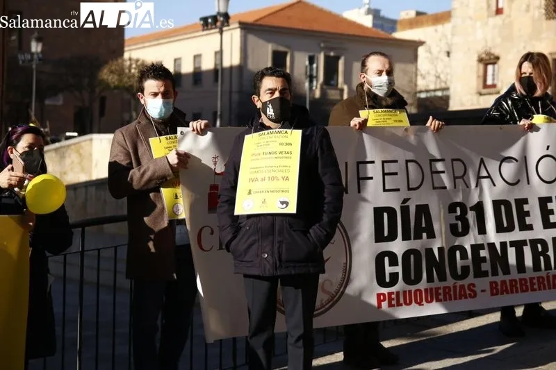Concentración en Salamanca del sector de las peluquerías, barberías y centros de estética, para reivindicar la bajada del IVA