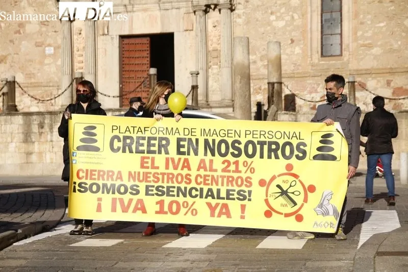 Concentración en Salamanca del sector de las peluquerías, barberías y centros de estética, para reivindicar la bajada del IVA