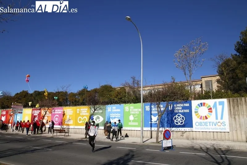 Inauguración del Muro de los Objetivos de Desarrollo Sostenible en la avenida de Salamanca, frente a Cruz Roja. Foto de David Sañudo