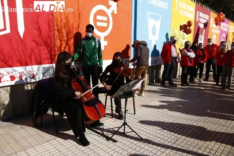 Inauguración del Muro de los Objetivos de Desarrollo Sostenible en la avenida de Salamanca, frente a Cruz Roja. Foto de David Sañudo