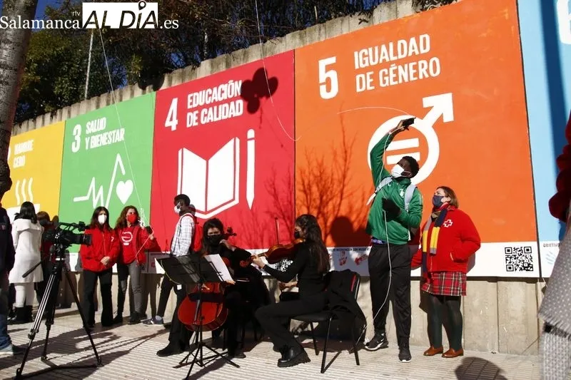 Inauguración del Muro de los Objetivos de Desarrollo Sostenible en la avenida de Salamanca, frente a Cruz Roja. Foto de David Sañudo