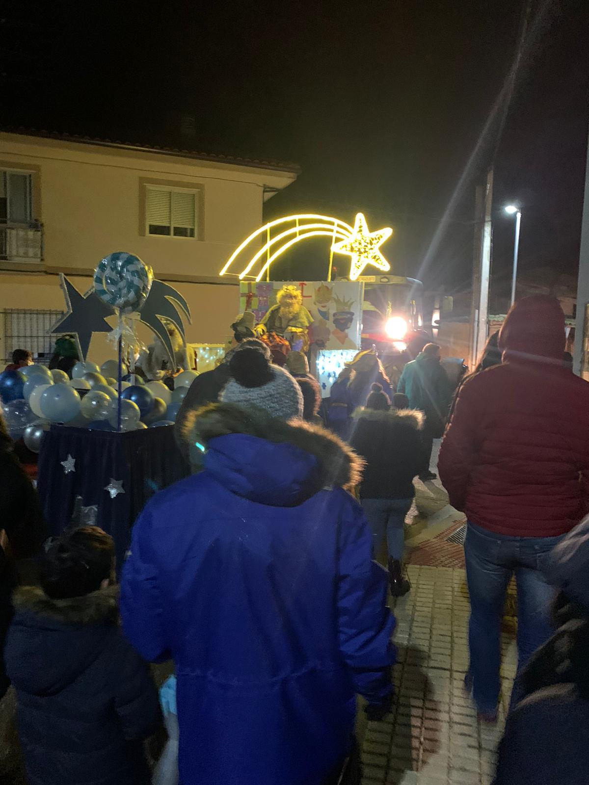 Foto 2 - Alegría tras la lluvia para recibir a los Reyes Magos en una animada Cabalgata en Villoria