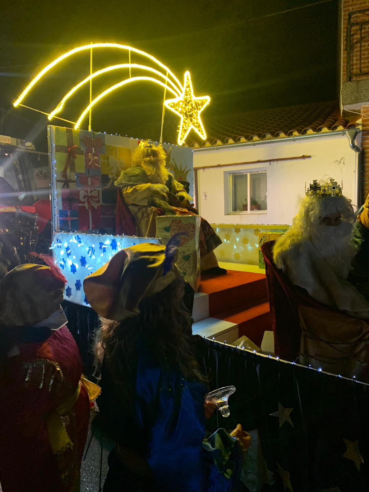 Foto 3 - Alegría tras la lluvia para recibir a los Reyes Magos en una animada Cabalgata en Villoria