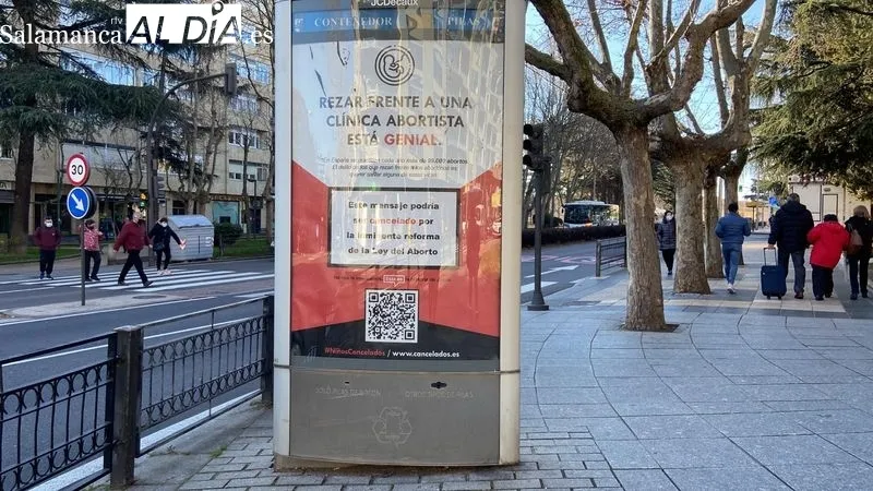 Cartel de esta campaña publicitaria antiabortista en una marquesina del paseo de Carmelitas. Foto de Vanesa Martins