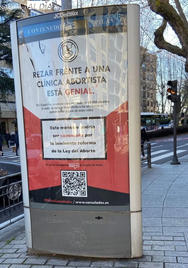 Cartel de esta campaña publicitaria antiabortista en una marquesina del paseo de Carmelitas. Foto de Vanesa Martins