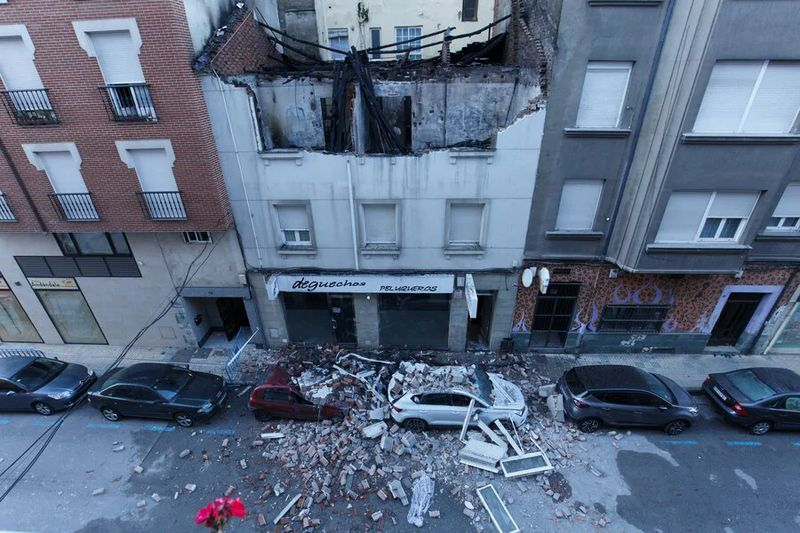 Foto 6 - Una explosión de gas intencionada provoca graves daños materiales en un edificio de Ponferrada