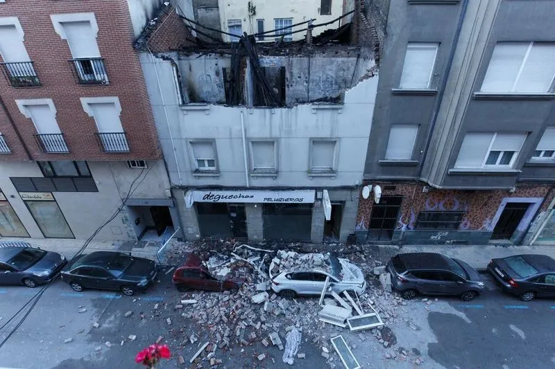 Foto 6 - Una explosi&oacute;n de gas intencionada provoca graves da&ntilde;os materiales en un edificio de Ponferrada