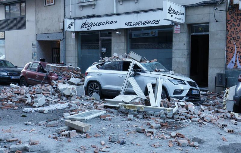 Foto 3 - Una explosión de gas intencionada provoca graves daños materiales en un edificio de Ponferrada