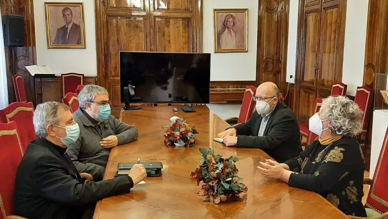 Encuentro de la subdelegada del Gobierno en Salamanca, Encarnación Pérez Álvarez, con el nuevo obispo de las Diócesis de Salamanca y Ciudad Rodrigo, José Luis Retana