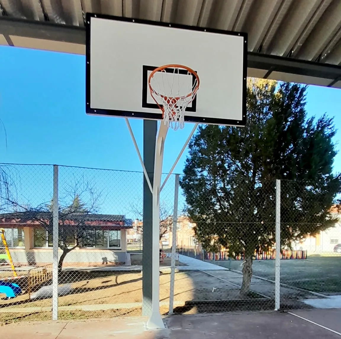 Foto 2 - Aldearrubia invierte 4.000 euros en la mejora del parque de juegos en las escuelas