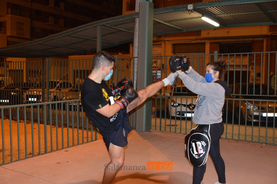 Richard Huerta pega un patada en un entrenamiento con su hermana Alicia / Carlos Cuervo
