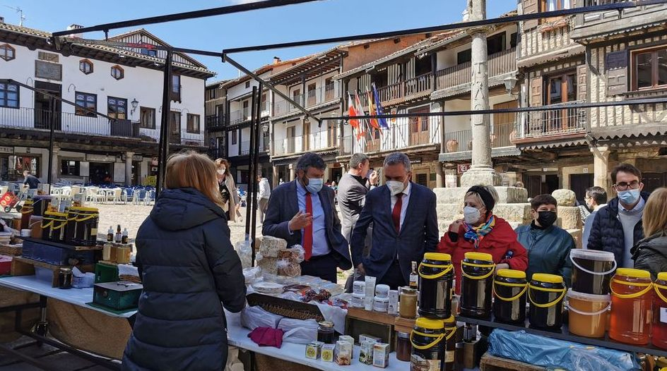 Visita de la subdelegada del Gobierno, Encarna Pérez, en el centro, a La Alberca. Foto de archivo