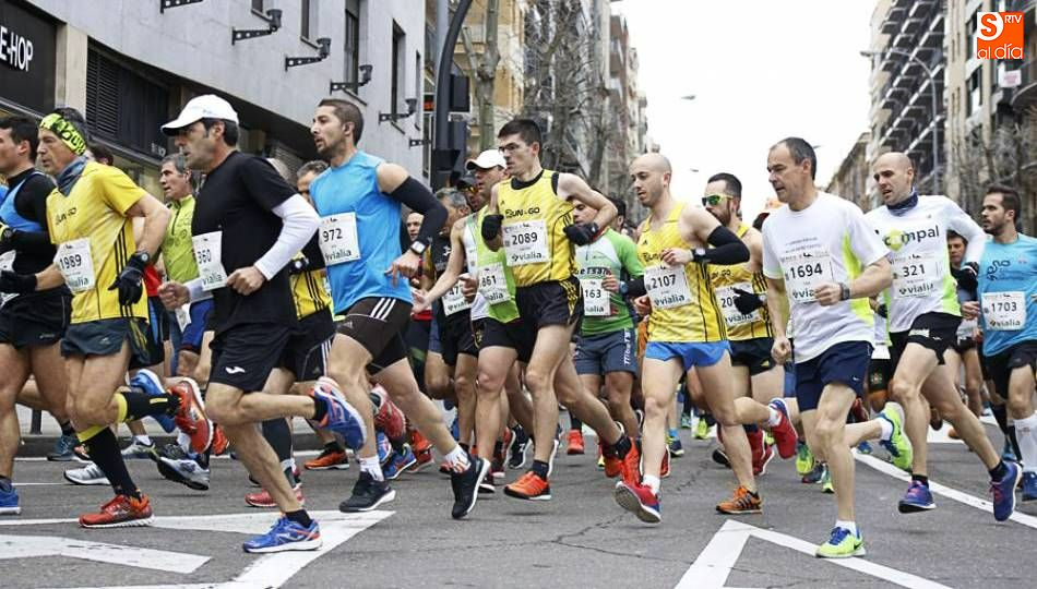 Un grupo de atletas corren por las calles de la ciudad