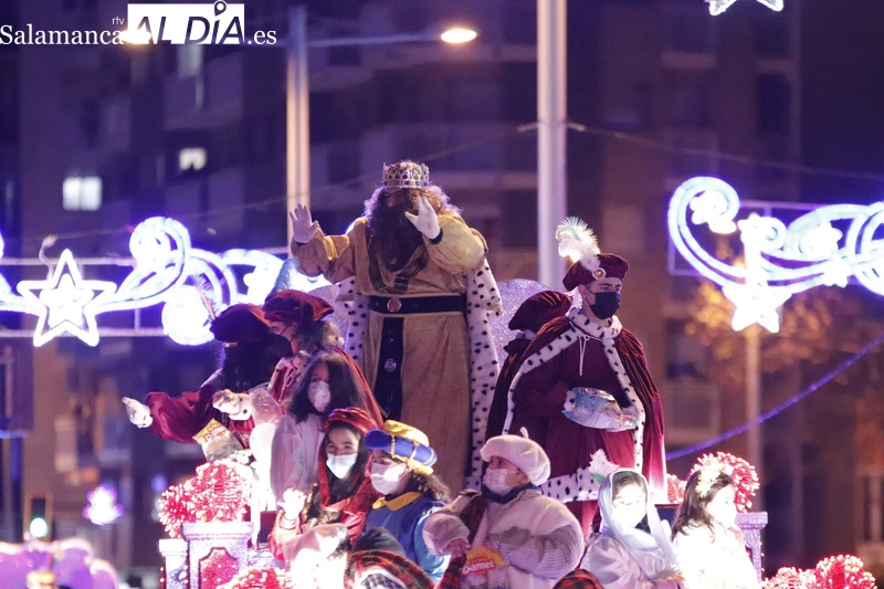 La Cabalgata de Reyes reparte magia e ilusión en su regreso a las calles de Salamanca 
