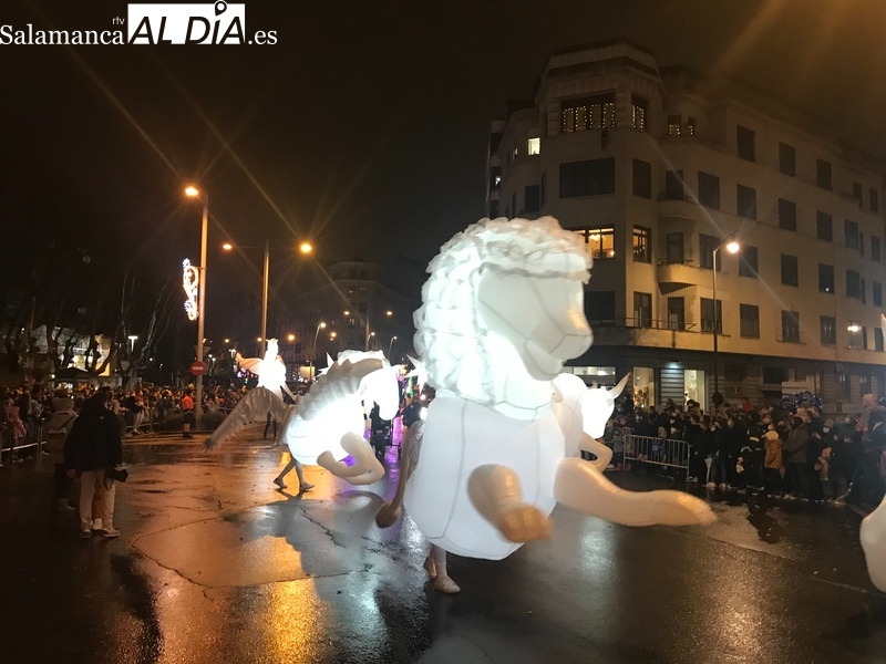 Foto 4 - La Cabalgata de Reyes reparte magia e ilusión en su regreso a las calles de Salamanca 