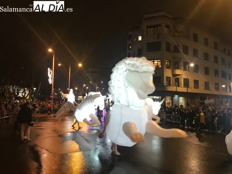 Foto 4 - La Cabalgata de Reyes reparte magia e ilusi&oacute;n en su regreso a las calles de Salamanca 