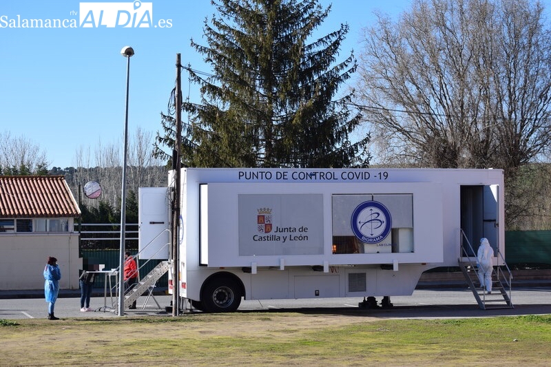Unidad móvil para realizar las pruebas de antígenos situada en la explanada de las piscinas municipales / Pedro Zaballos