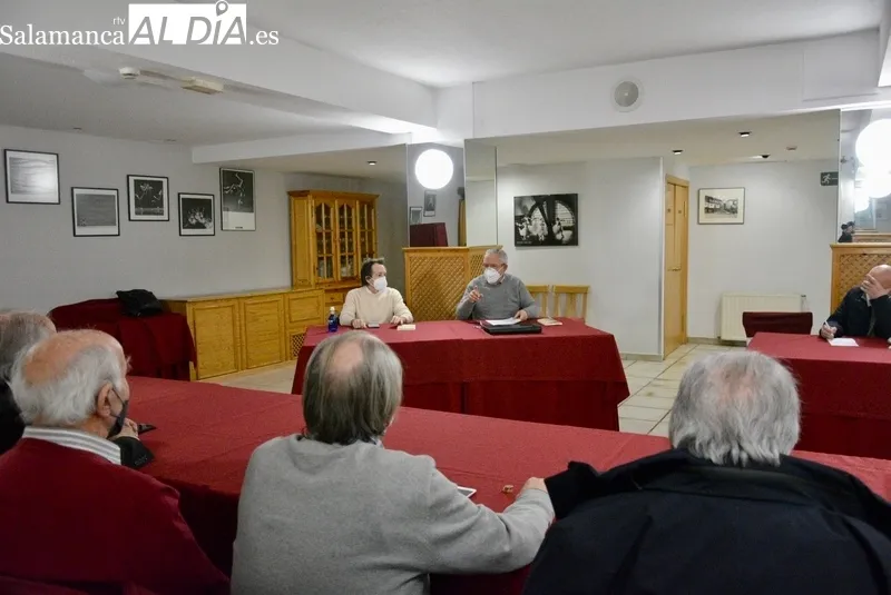Tertulia Rona Dalba con el catedrático de Sociología Fernando Gil Villa como invitado 