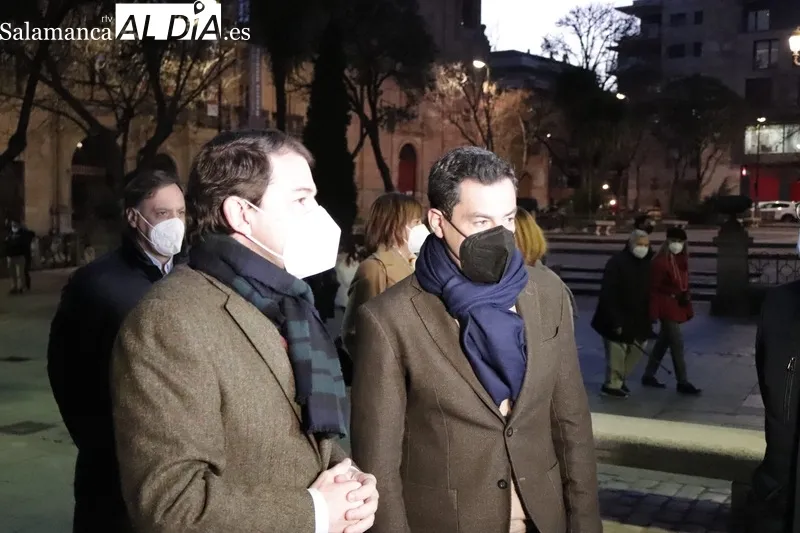 Mañueco, candidato a la Junta de Castilla y León, junto al presidente del PP andaluz, Juan Manuel Moreno, en la Plaza Mayor. Fotos: Guillermo García