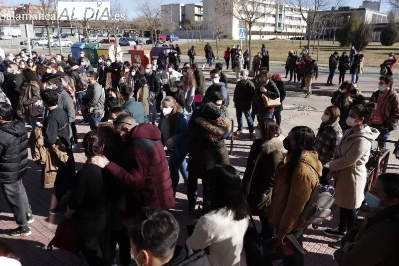 Aspirantes a una plaza MIR justo antes de iniciarse el examen - Guillermo García