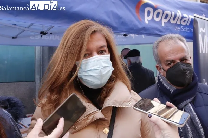 La candidata a las Cortes por el PP Carmen Sánchez, explica parte del programa electoral en Salamanca - Fotos: Guillermo García