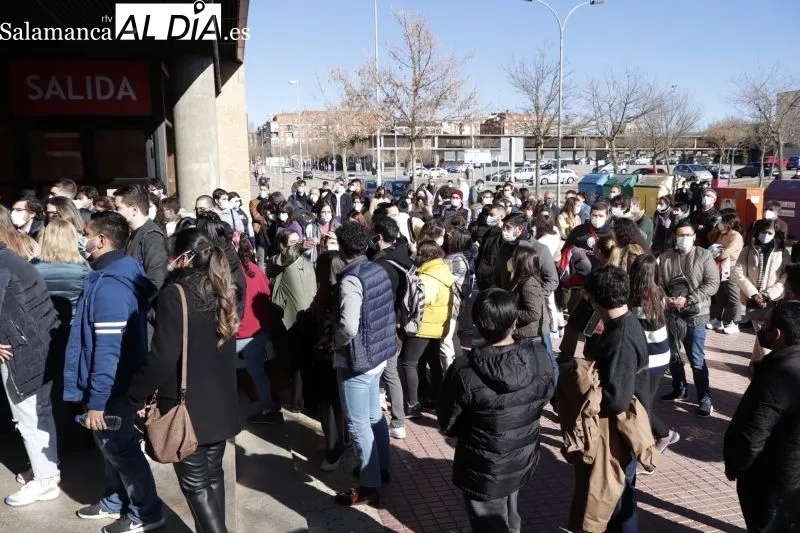 Aspirantes a una plaza MIR justo antes de iniciarse el examen - Guillermo García