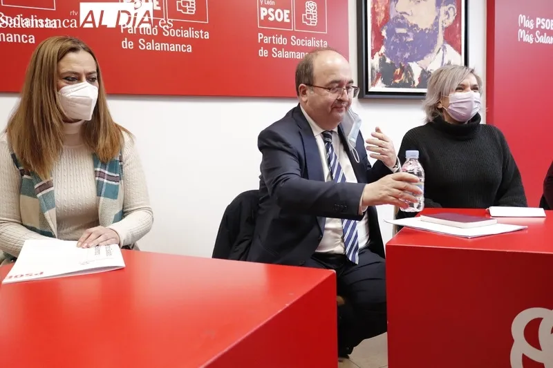 El ministro de Cultura, Miquel Iceta, acompañado por cargos públicos y orgánicos del PSOE, durante su visita a Salamanca este miércoles