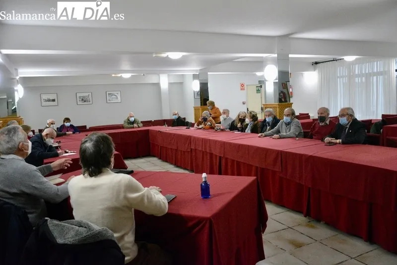 Tertulia Rona Dalba con el catedrático de Sociología Fernando Gil Villa como invitado 